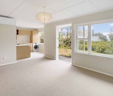 Welcome home to 18 Newry Road in Raumati Beach - Photo 2