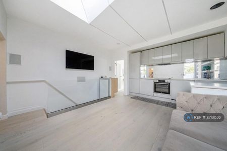 2 bedroom maisonette to rent - Photo 4