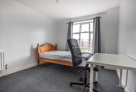 1 bedroom in a flat share to rent - Photo 3