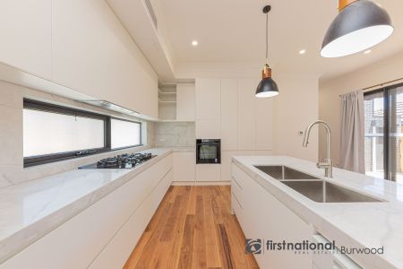 Stylish, Near-New Family Home with Premium Finishes in a Sought-After Location - Photo 4