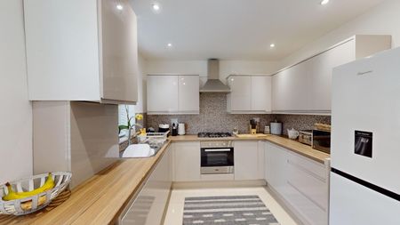 3 bedroom House To Let - Photo 2