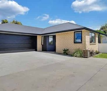 Easy family living in a beautiful modern home - Photo 5