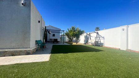 BEAUTIFUL MODERN VILLA WITH PRIVATE POOL IN TORREVIEJA, AVAILABLE UNTIL JUNE - Photo 2