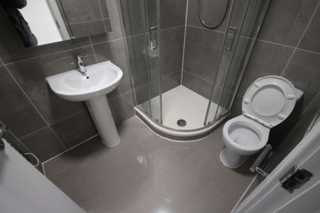 6A Lees Parade Uxbridge UB10 0PQ - Photo 4