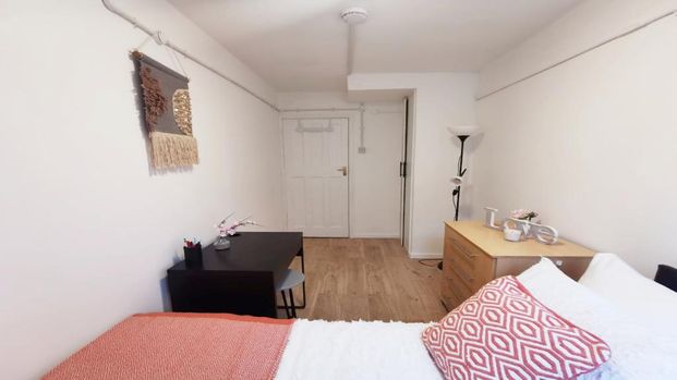 1 bedroom in a flat share to rent - Photo 1