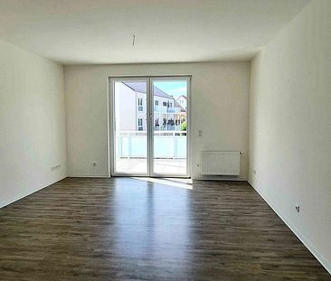 Schöne 2-Raum-Wohnung mit offener Wohn-/Einbauküche! - Foto 2