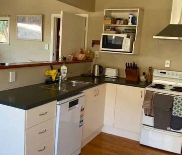 Perfect for families or professionals seeking a comfortable and sty... - Photo 3