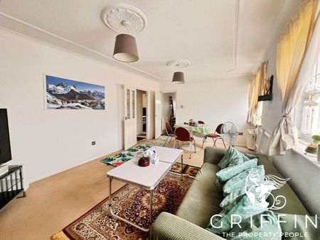 Salisbury Road, Grays, RM17 - Photo 2