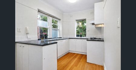 Charming Art Deco Ground-Floor Apartment with Spacious Courtyard Living - Photo 3