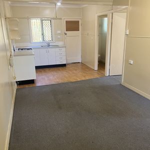 2/52 Eyre Street, North Ward - Photo 2