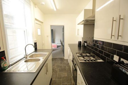 Student Accommodation, 16 Carholme Road, Newland, Lincoln, Lincolnshire, LN1 1RR, United Kingdom - Photo 2