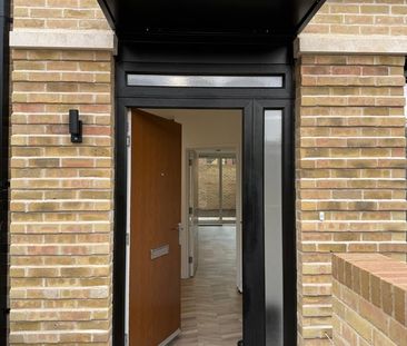 3 Bed Terraced House, Arthur Drummond Avenue, SE18 - Photo 2