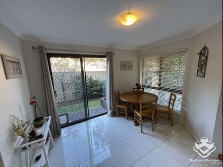 PET FRIENDLY, RENOVATED, Fully furnished townhouse with perfect blend of position, space, style and comfort - Photo 5