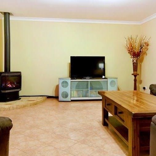 LARGE FAMILY HOME WITH A POOL! - Photo 1