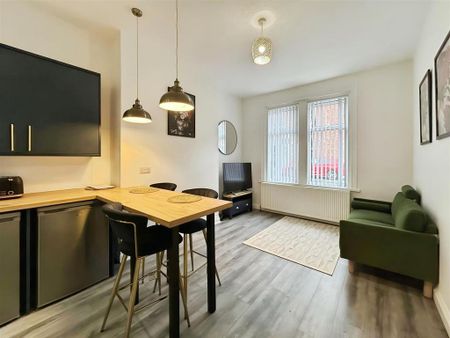 1 bedroom in a house share to rent - Photo 3