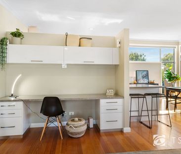 Stunning Two Bedroom Fully Furnished Townhouse - Available May 2026 - Photo 3