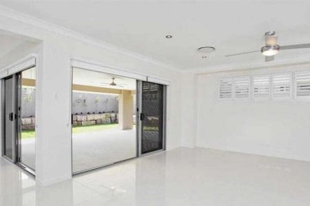 SPACIOUS FAMILY LIVING IN THE GAP - Photo 3