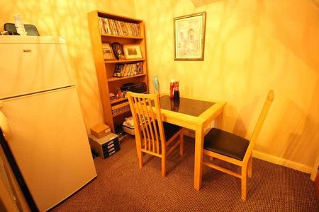 Albany Park, Colnbrook, Slough, SL3 - Photo 2