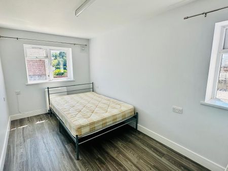 3 bedroom flat to rent - Photo 4