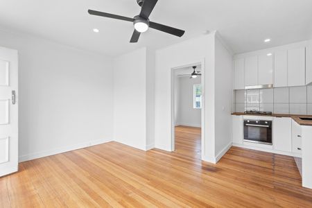 LIGHT AND WELL PRESENTED 1 BEDROOM UNIT - Photo 4