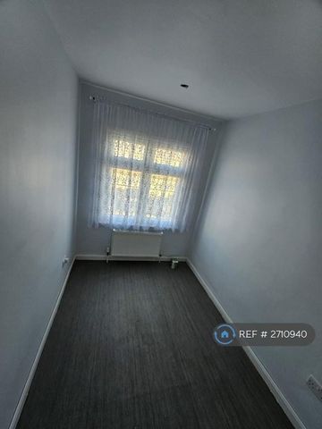 4 bedroom semi-detached house to rent - Photo 5