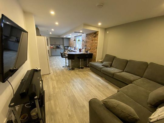 8 bedroom house to rent - Photo 1