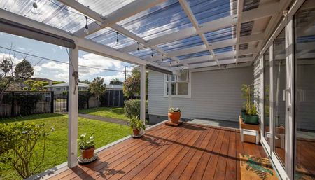 Sunny beautifully renovated 3 bedroom family home - Photo 4