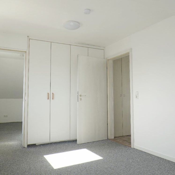 Gepflegte ca. 89 m² große DG-Wohnung mit großem Wohn-/Esszimmer, Tageslichtbad und PKW-Stellplatz - Photo 1