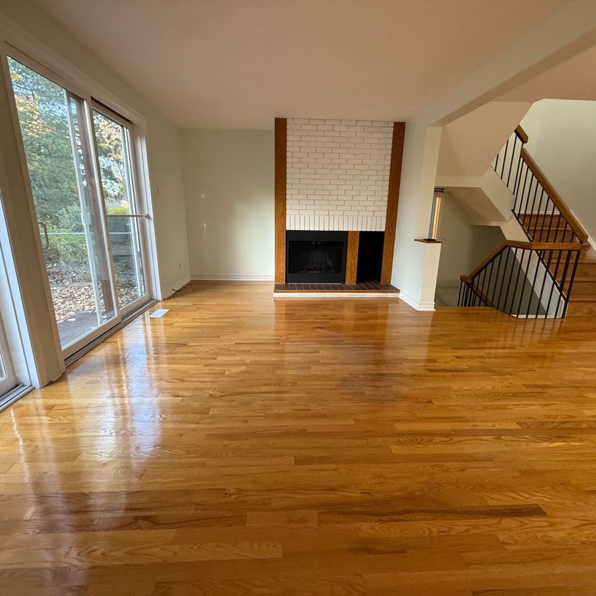 For Lease - 7913 Jeanne D'arc Boulevard, Orleans - Convent Glen and Area, Ontario - Photo 1