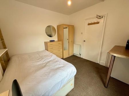 1 bedroom in a house share to rent - Photo 2