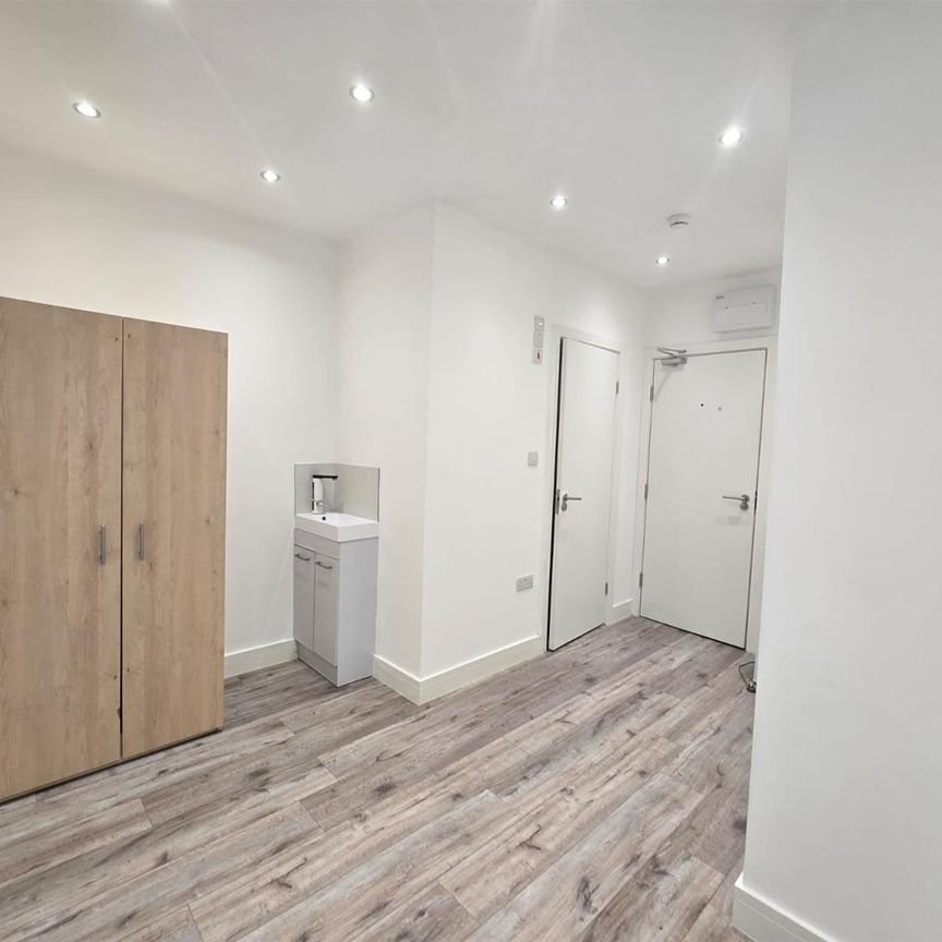 Monarch Close, Feltham TW14, London - Photo 1