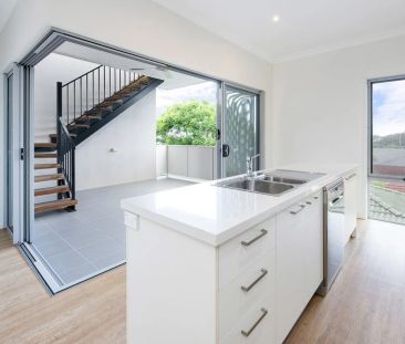 MODERN 3 BEDROOM TOWNHOUSE - Photo 2