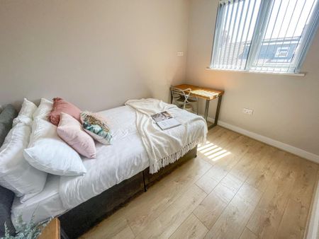 6 bedroom terraced house to rent - Photo 3