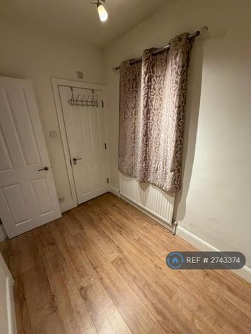 1 bedroom in a house share to rent - Photo 2