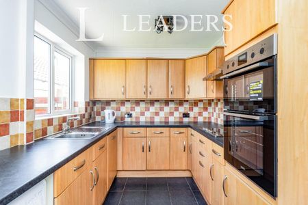 3 bedroom semi-detached house to rent - Photo 5