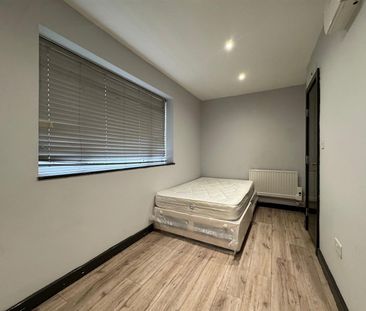 Chertsey Road, Feltham TW13, London - Photo 4