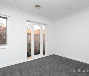 A private townhome in garden exclusivity - Photo 3