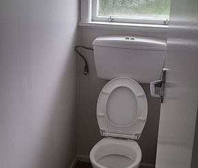 Sunny unit,good location.Lockable garage - Photo 4