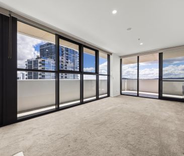 SPACIOUS TWO-BEDROOM APARTMENT WITH STUNNING VIEWS - Photo 3