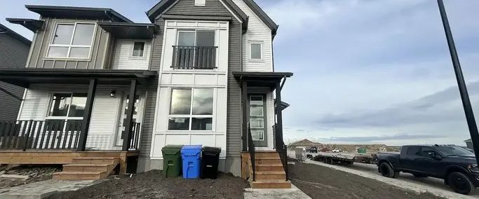 NEVER LIVED IN 3-Bedroom + Den, 2.5-Bathroom main floor in SW | Belmont Wy SW, Calgary - Photo 1