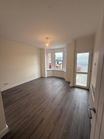 3 Bed Detached House, Malmesbury Road, SO15 - Photo 5