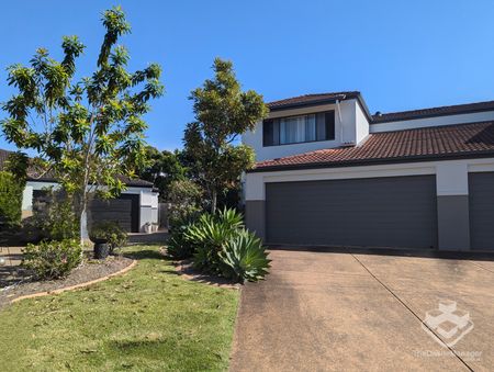 SPACIOUS 3 BEDROOM VILLA WITH LARGE CAREFREE BACKYARD - Photo 4