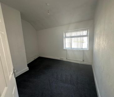 3 bedroom end of terrace house to rent - Photo 2