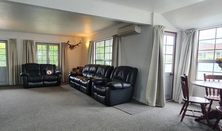 Fabulous and spacious 3-bed on Fitzherbert - Photo 2