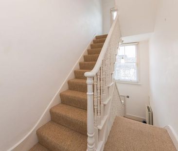 Large split level 3 bedroom in a well maintained conversion in Archway - Photo 1