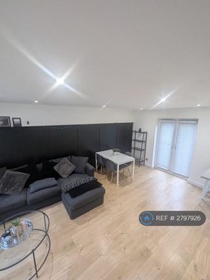 3 bedroom end of terrace house to rent - Photo 1