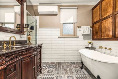 A Charming Californian Bungalow with Modern Comfort and Prime School-Zone Convenience - Photo 4