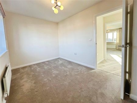 4 bedroom semi-detached house to rent - Photo 3