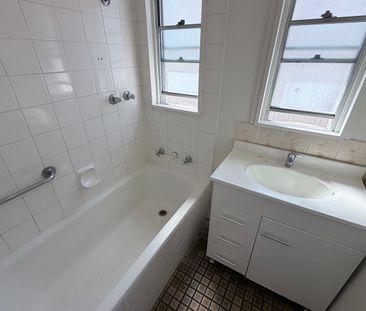 Cosy Three-Bedroom Home in a Quiet Location - Photo 4