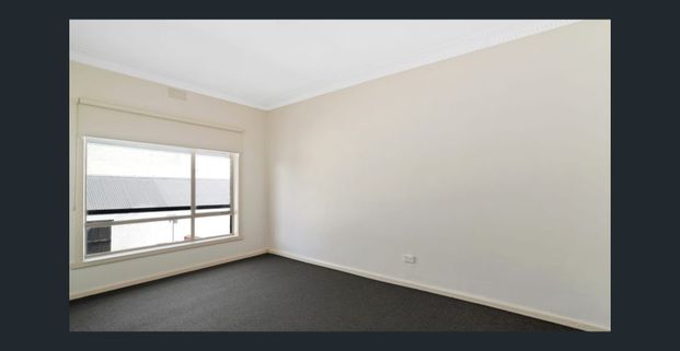 Bright & Spacious 2 Storey Home in a Prime Location - Photo 1